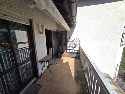 großzügiger Süd-Balkon mit Markiese - 