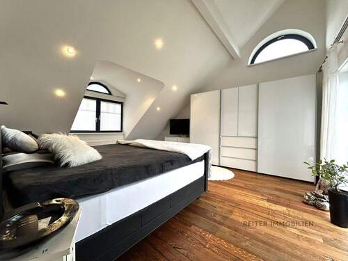 Schlafzimmer mit Echtholzboden - 