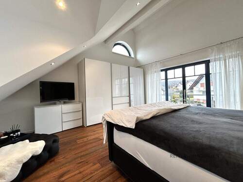 Schlafzimmer mit Echtholzboden - 