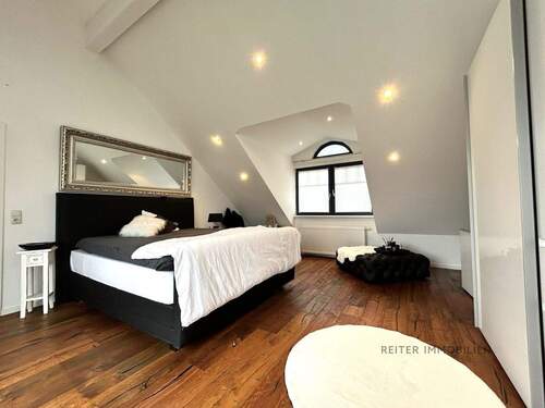 Schlafzimmer mit Echtholzboden - 