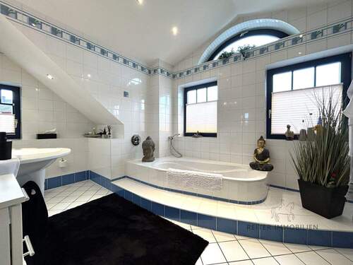 Großzügiges Badezimmer mit Wellnesscharakter - 