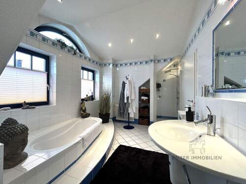 Großzügiges Badezimmer mit Wellnesscharakter - 