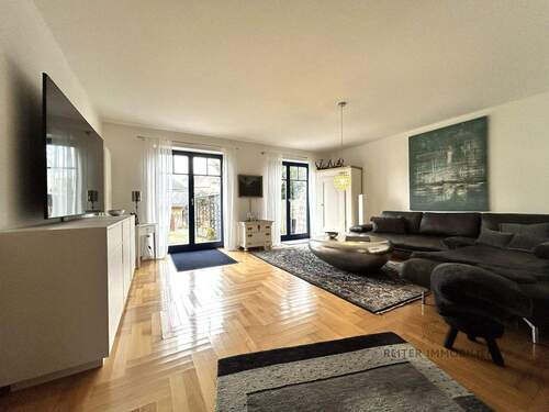 großzügiges Wohnzimmer mit Terrassen-und Gartenzugang - 