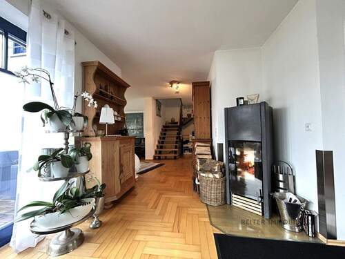 Esszimmerbereich mit Specksteinofen und Terrassen-und Balkonzugang - 