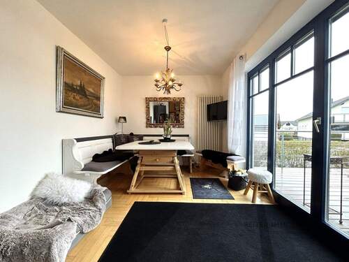 Esszimmerbereich mit Specksteinofen und Terrassen-und Balkonzugang - 