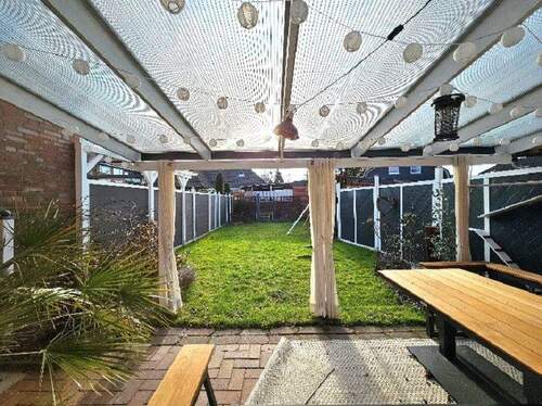 Terrasse (Überdachung nicht dabei) - 4 Zimmer Reihenmittelhaus in Brunsbüttel