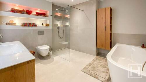 modernes Badezimmer Erdgeschoss - 9 Zimmer Mehrfamilienhaus, Wohnhaus in Lentföhrden