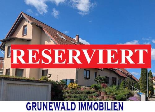 Reserviert - RESERVIERT! Ruhige Lage, Eigennutzung möglich: 3-Zimmer-Wohnung mit Garten und Garagen.