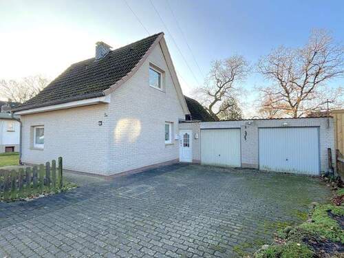 Frontansicht mit Garagen - 5 Zimmer Einfamilienhaus zum Kaufen in Itzehoe