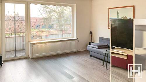 Wohnzimmer mit Zugang zum Balkon - 3 Zimmer Etagenwohnung zur Miete in Nahe