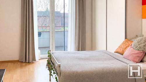 Schlafzimmer mit Zugang zum Balkon - 3 Zimmer Etagenwohnung in Nahe