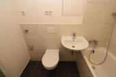 Bad mit Wanne - Etagenwohnung mit 68,30 m² in Freiberg zur Miete