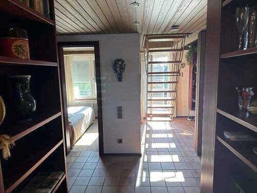 Flur mit Treppe zur Galerie - 