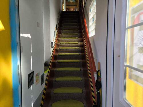 Eingang, Treppe zur Wohnung - 3 Zimmer Etagenwohnung in Viechtach