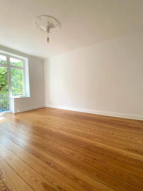 Wohnzimmer mit Balkon - 