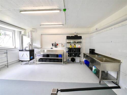 Raum 3 mit Bodenabläufen - ProduktionBüroLagerAusstellungVerkauf im anfahrbaren Souterrain ab sofort frei!