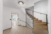 Eingangsbereich / Treppenhaus - 