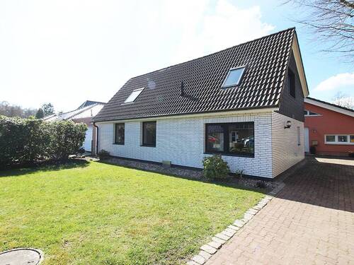 Vorgarten - 4 Zimmer Mehrfamilienhaus, Wohnhaus in Ahrensburg