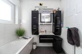 Tageslichtbad mit Wanne - 