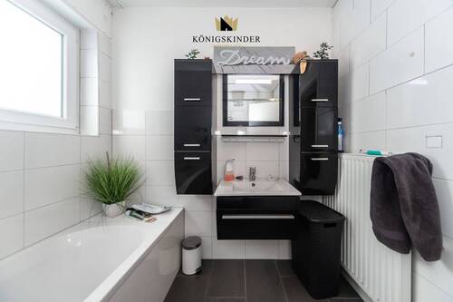Tageslichtbad mit Wanne - 