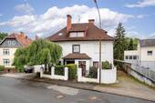 Haus von der Straßenseite - 1 Zimmer Mehrfamilienhaus, Wohnhaus in Enger