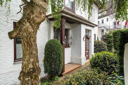 Hauseingang vorne - Mehrfamilienhaus, Wohnhaus mit 470,00 m&sup2; in Enger zum Kaufen