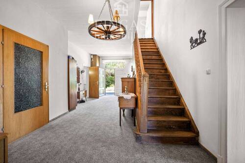 Flur Erdgeschoss mit Treppe ins OG - 