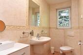 helles Tageslichtbad mit Dusche - 