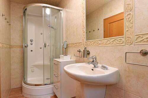 helles Tageslichtbad mit Dusche - 