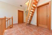 Galerie im Dachgeschoss, Raumspartreppe zum Dachboden - 