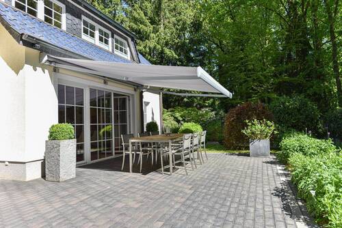 imposante Südterrasse mit elektr. Markise - 