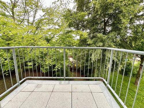 großer Balkon an der Wohnung mit Blick ins Grüne - 