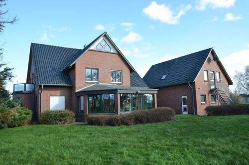 Blick auf das Wohnensemble aus dem Garten - Wohnhaus mit Einliegerwohnung + DG Ausb. in ruhiger Umgebung und Feldrandlage vor den Toren Rostocks