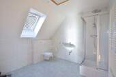Badezimmer im ausgebauten Spitzdach über der Doppe - 