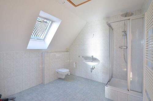 Badezimmer im ausgebauten Spitzdach über der Doppe - 