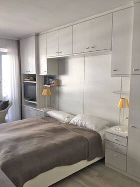 Gemütliches Doppelbett mit Schrankeinbauten - 