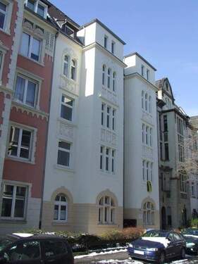 Hausansicht (Straßenseite) - 3-Zimmer-Altbauwohnung mit Loggia