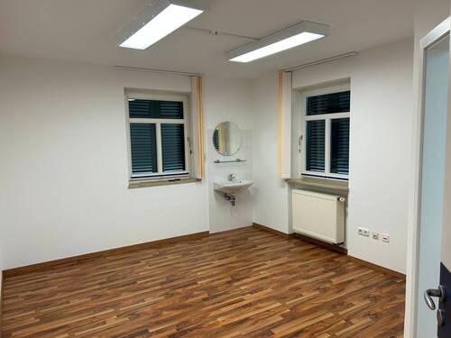 Zimmer - Büro mit 135,00 m&sup2; in Sand a.Main zur Miete