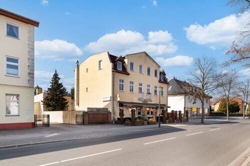 Hauptgebäude Frontansicht - 2 Zimmer Mehrfamilienhaus, Wohnhaus zum Kaufen in Hohen Neuendorf