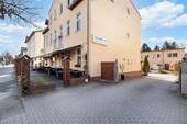 Hauptgebäude Giebel/ Süd - Mehrfamilienhaus, Wohnhaus mit 554,00 m&sup2; in Hohen Neuendorf zum Kaufen