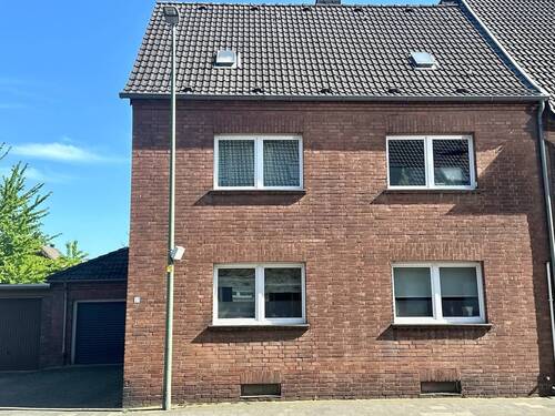 Hausansicht Vorderseite - Schönes Einfamilienhaus mit großem Garten