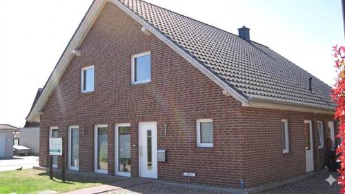 Vorderansicht mit Haupteingang - Wohnen & Arbeiten Top Lage Gepflegtes Massiv-Haus barrierefrei auf 147qm