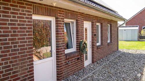 Seitenansicht mit 2 Eingängen - 4 Zimmer Einfamilienhaus in Ebstorf