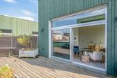 Dachterrasse mit Blick in die Wohnung - 2 Zimmer Etagenwohnung in Berlin
