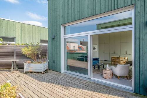 Dachterrasse mit Blick in die Wohnung - 2 Zimmer Etagenwohnung in Berlin