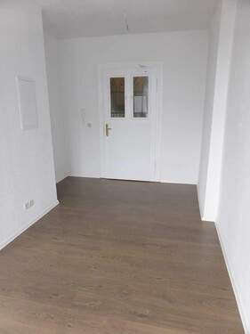 Wohnungseingang und Zimmer - 1 Zimmer Etagenwohnung zur Miete in Leipzig