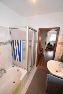 Bad mit Dusche und Wanne - 