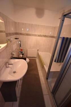 Bad mit Dusche und Wanne - 