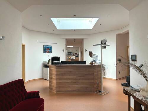 Großzügiger heller Empfangsbereich - 4 Zimmer Gewerbeobjekt (Büro, Produktion, Verkauf) in Haßfurt