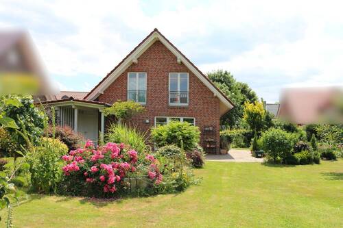 Außenansicht - Wohnhaus mit idyllischem Garten
